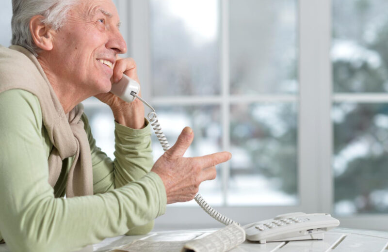 Téléphone fixe pour seniors : un choix judicieux